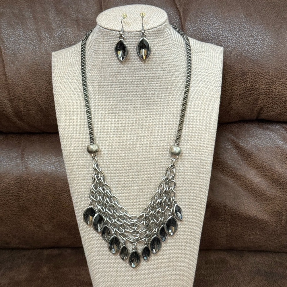 NWOT! Silver and Black Chain Bib Necklace with Earrings.